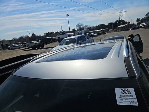 Used 2020 Ford Explorer Platinum w/ Premium Technology Package image 7