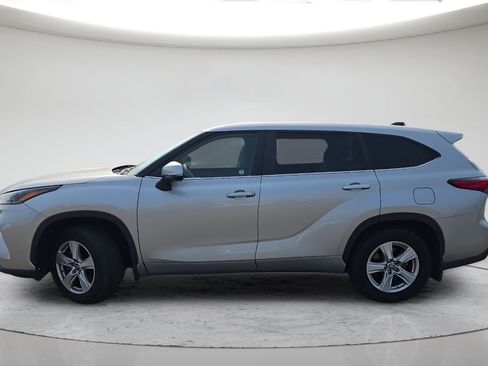 Used 2023 Toyota Highlander LE AWD/4WD image 11