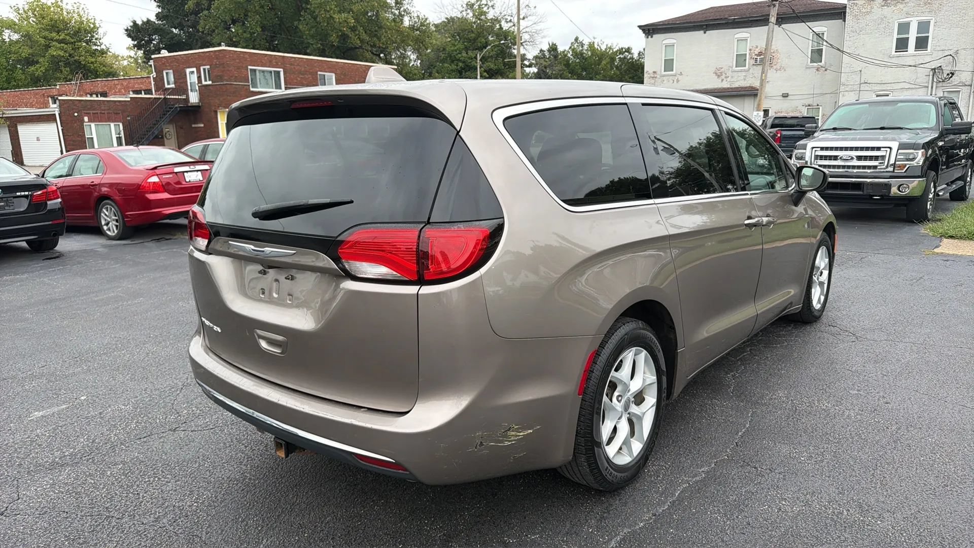 Used 2017 Chrysler Pacifica Touring Plus w/ Tire & Wheel Group FWD image 5