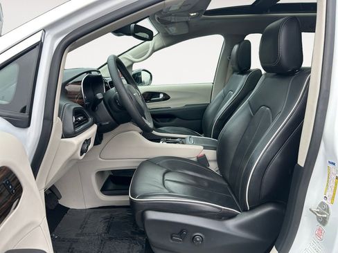 Used 2024 Chrysler Pacifica Limited FWD image 15