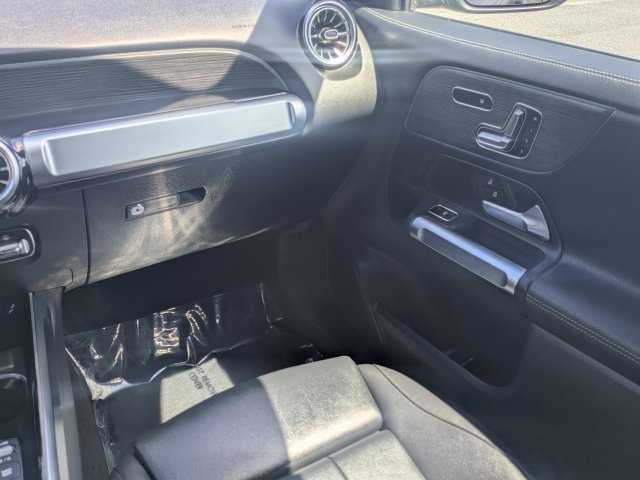 Used 2023 Mercedes-Benz GLB 250 4MATIC w/ Premium Package image 17