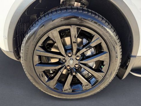 New 2026 Land Rover Discovery S image 8