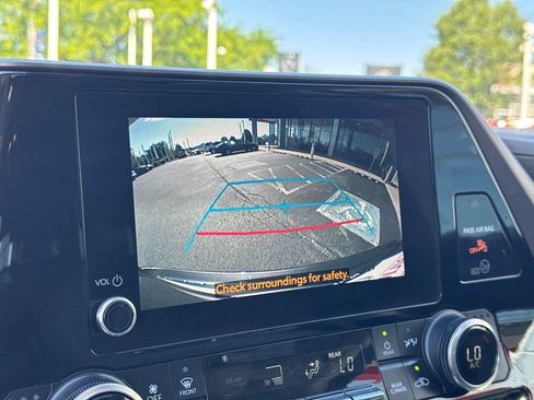Used 2023 Toyota Highlander XLE FWD image 43