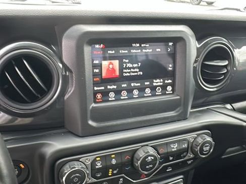 Used 2022 Jeep Gladiator Sport image 15