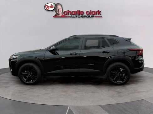 Used 2024 Chevrolet Trax ACTIV w/ Sunroof Package image 2