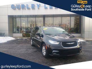 Used 2024 Chrysler Pacifica Touring-L video 1