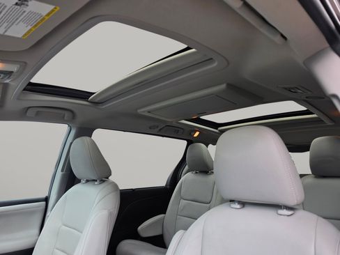 Used 2015 Toyota Sienna Limited Premium AWD/4WD image 6
