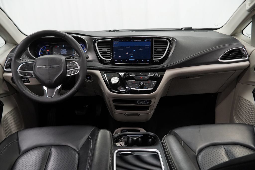 Used 2024 Chrysler Pacifica Limited FWD image 2