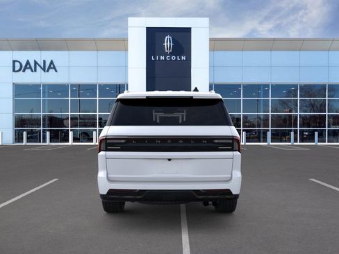 New 2026 Lincoln Navigator Premiere image 5