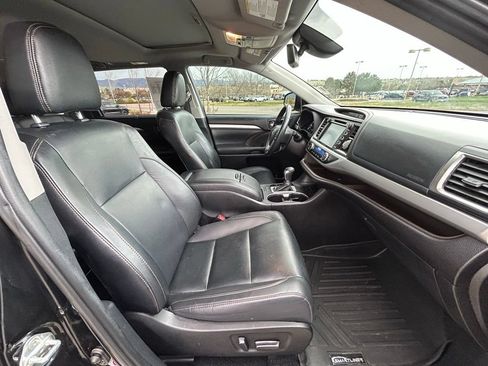 Used 2019 Toyota Highlander XLE FWD image 30