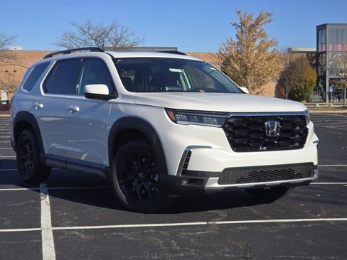 New 2025 Honda Pilot Touring image 2