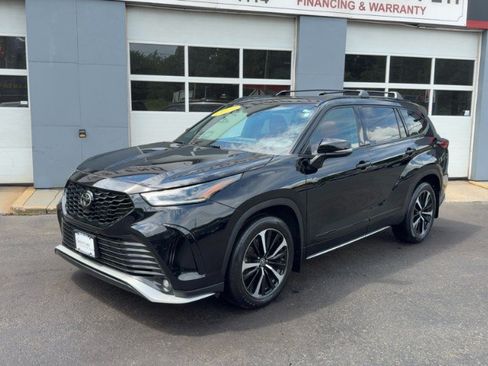 Used 2021 Toyota Highlander XSE AWD/4WD image 2
