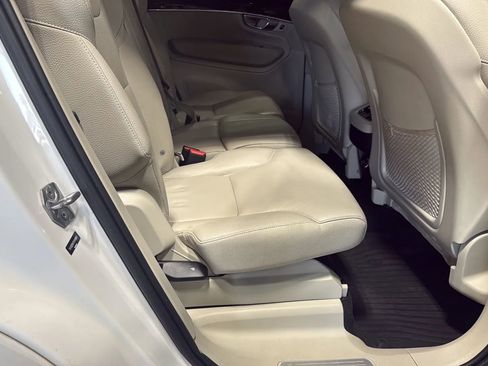 Used 2019 Volvo XC90 T5 Momentum w/ Multimedia Package AWD/4WD image 16