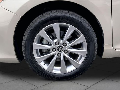Used 2017 Toyota Camry XLE FWD image 11