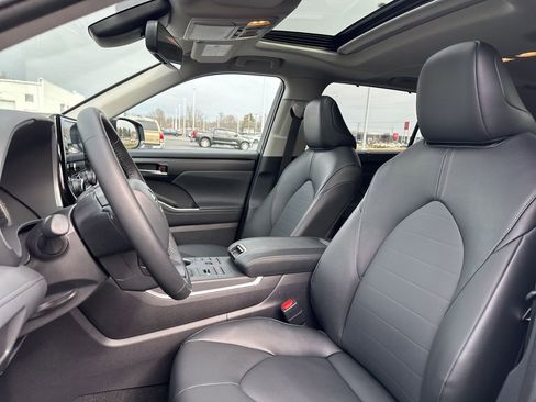 Certified 2025 Toyota Highlander XLE image 28