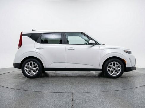 Used 2025 Kia Soul LX w/ LX Technology Package FWD image 11