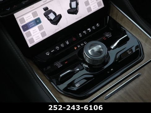 Used 2023 Jeep Grand Wagoneer Series III AWD/4WD image 12