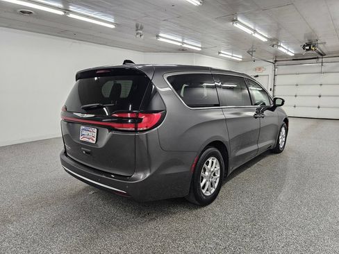 Used 2023 Chrysler Pacifica Touring-L FWD image 4