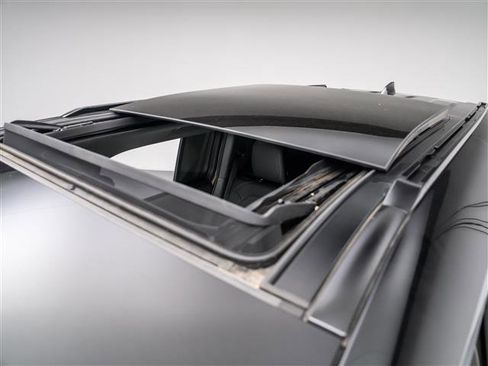 Used 2023 Land Rover Defender 110 SE image 13