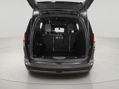 Used 2018 Chrysler Pacifica Touring-L Plus w/ S Appearance Package FWD image 9