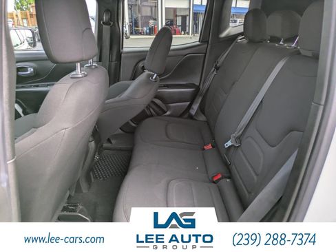 Used 2022 Jeep Renegade Latitude AWD/4WD image 11