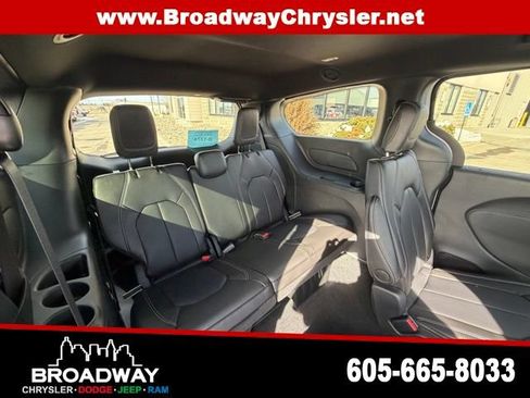 New 2026 Chrysler Pacifica Select AWD/4WD image 12