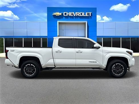 Used 2025 Toyota Tacoma TRD Sport image 2