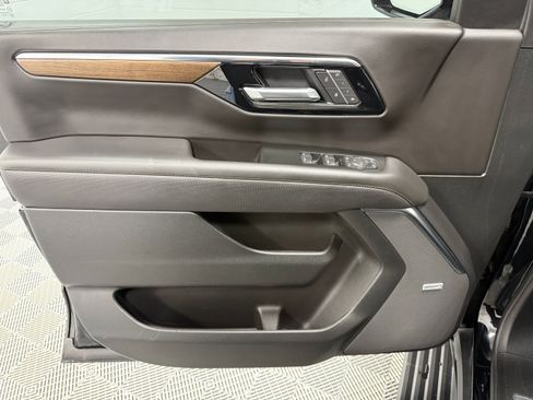 Used 2025 Chevrolet Suburban High Country image 13