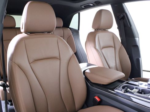 Used 2019 Audi Q8 Premium image 19