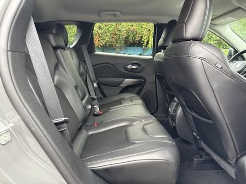 Used 2021 Jeep Cherokee Latitude Plus AWD/4WD image 12