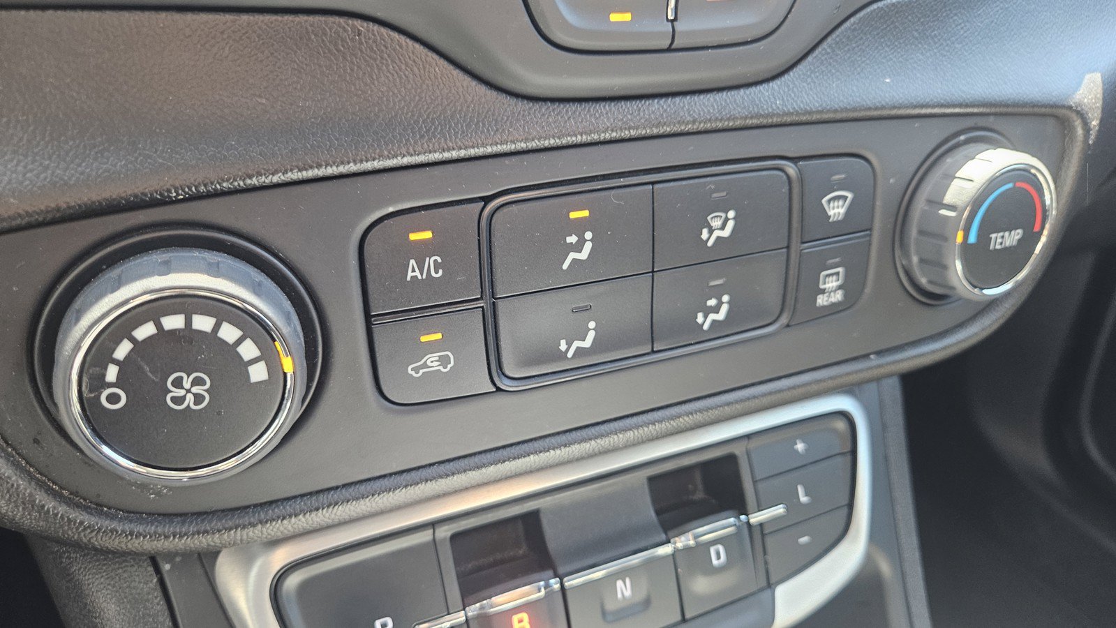 Used 2024 GMC Terrain SLE FWD image 13