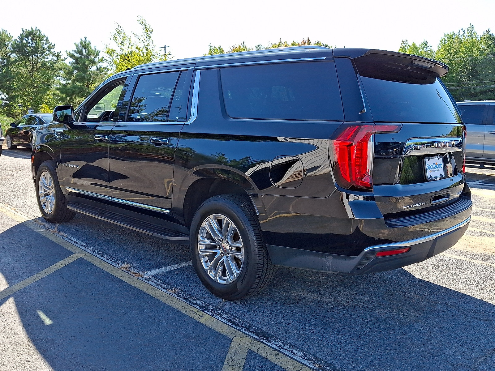 Certified 2022 GMC Yukon XL SLT w/ SLT Premium Package AWD/4WD image 4