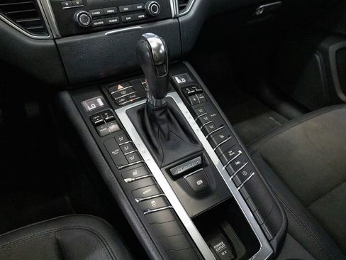 Certified 2018 Porsche Macan AWD/4WD image 15