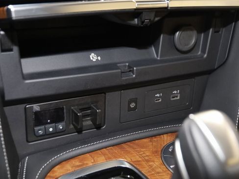 Used 2024 Nissan Armada SL w/ Captain's Chairs Package image 30