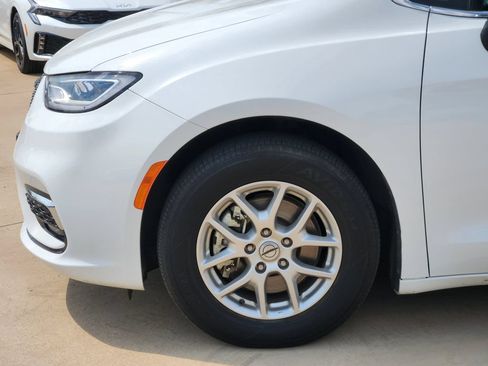 Used 2024 Chrysler Pacifica Touring-L FWD image 14