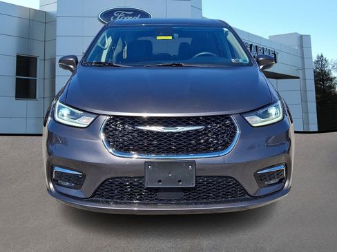 Used 2023 Chrysler Pacifica Touring-L image 3