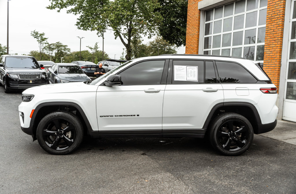 Used 2023 Jeep Grand Cherokee Altitude AWD/4WD image 37