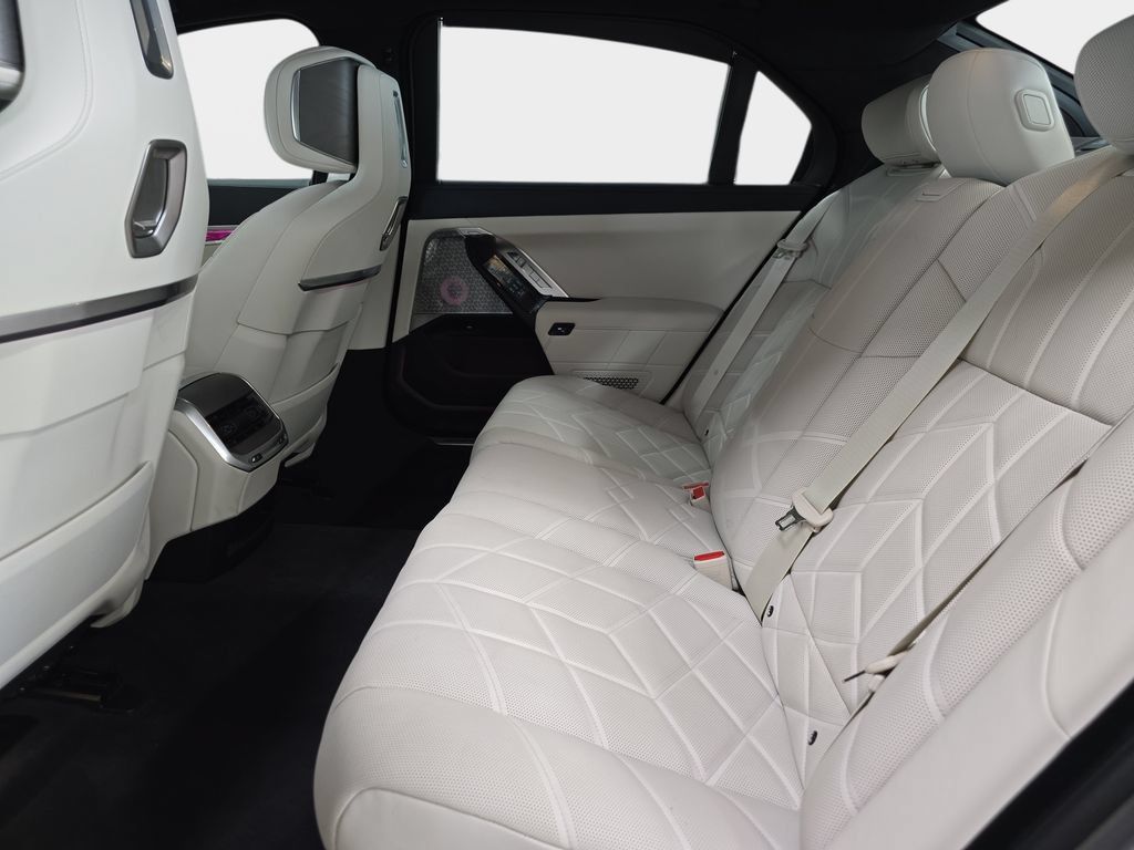 Used 2026 BMW 740i w/ Executive Package RWD image 14