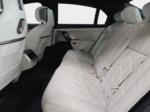 Used 2026 BMW 740i w/ Executive Package RWD image 14