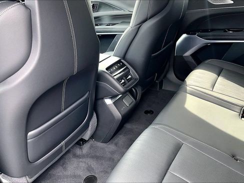 Used 2024 Cadillac Lyriq Luxury AWD/4WD image 10