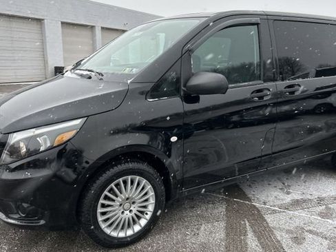Used 2018 Mercedes-Benz Metris Passenger image 2