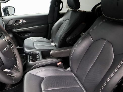 Used 2025 Chrysler Pacifica Select FWD image 26