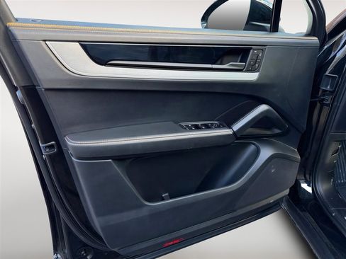 Used 2024 Porsche Cayenne image 8