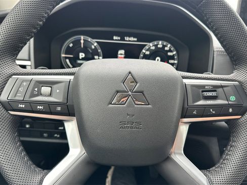 New 2025 Mitsubishi Outlander SE image 24