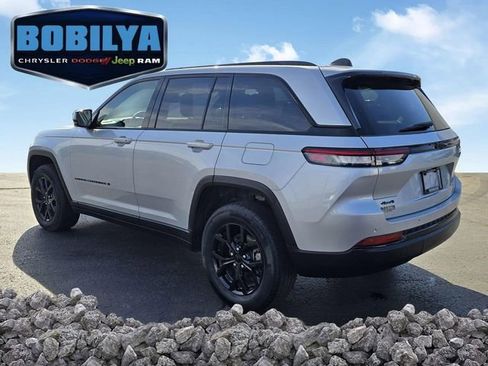 Used 2024 Jeep Grand Cherokee Altitude image 4