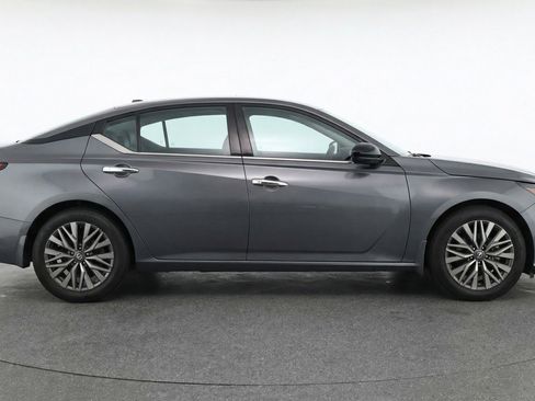 Used 2025 Nissan Altima 2.5 SV image 11