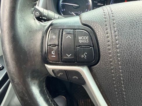 Used 2019 Toyota Highlander XLE AWD/4WD image 16