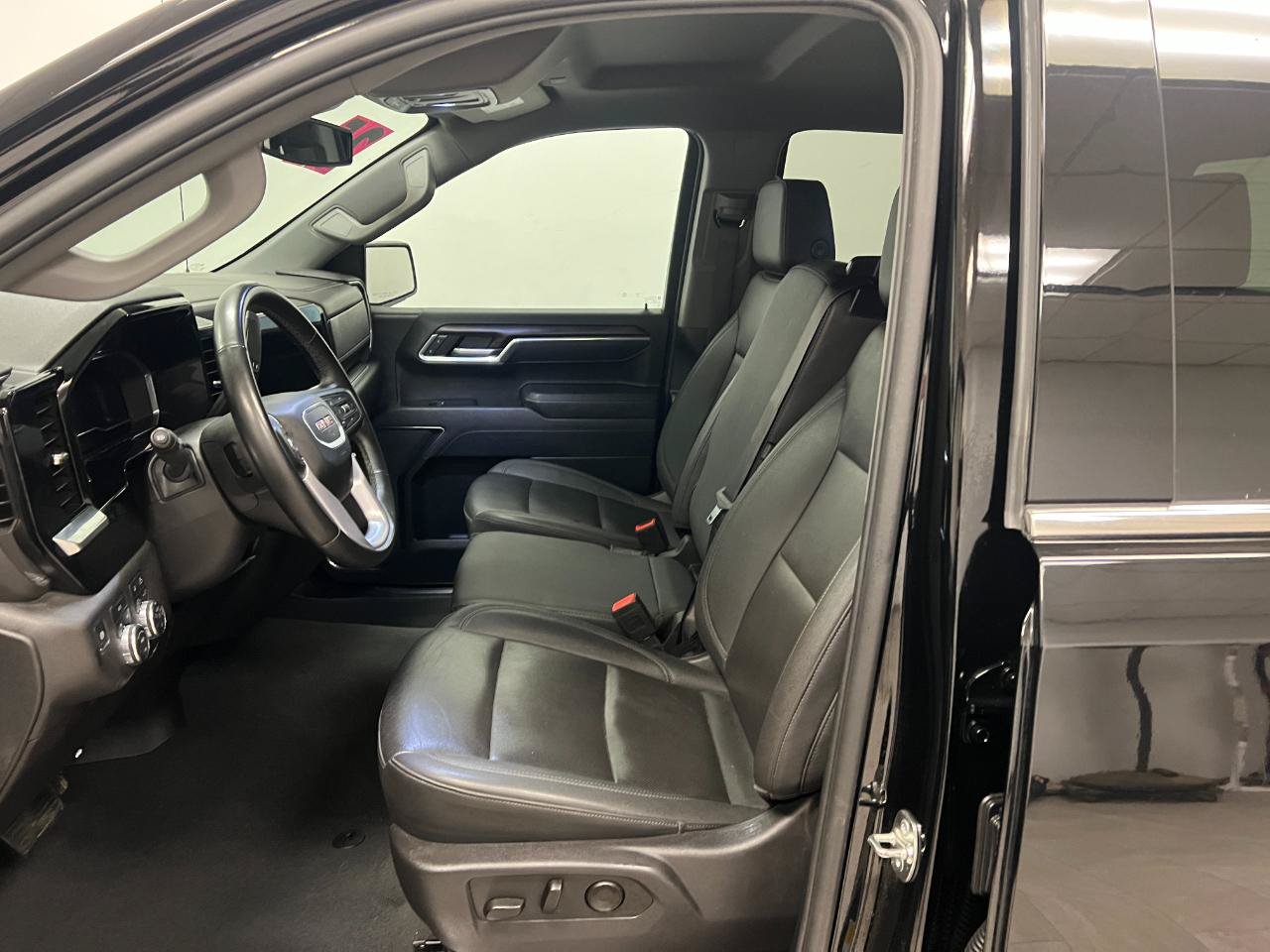 Used 2025 GMC Sierra 1500 SLT AWD/4WD image 28