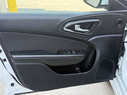 Used 2016 Chrysler 200 Limited FWD image 11
