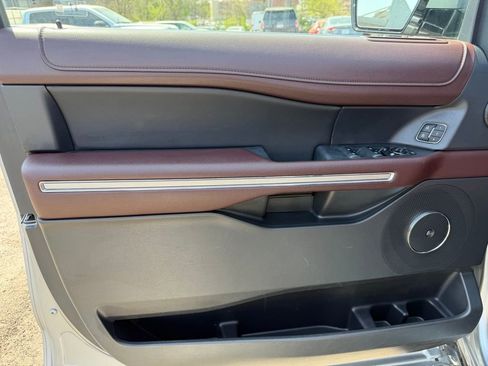 Used 2023 Ford Expedition Limited image 11